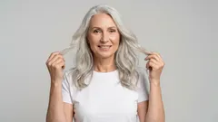 Como manter a espessura e o volume do cabelo após os 50 anos: cuidados simples que funcionam