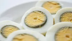 O que é o anel cinza-esverdeado ao redor da gema — é seguro comer esse ovo