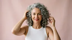 Por que o cabelo fica seco e quebradiço com a idade — 3 soluções simples para o dia a dia